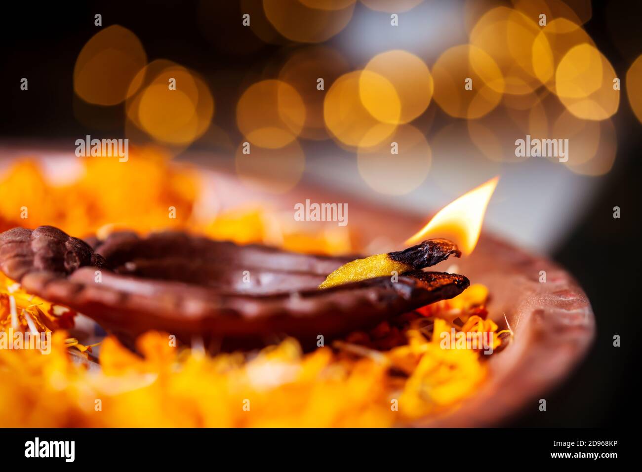 Diwali Diya, Öl-Ton-Lampe wunderschön mit Blume auf den festlichen Anlass von deepavali, deepawali dekoriert. Schönes Foto für indische Tradition, ri Stockfoto