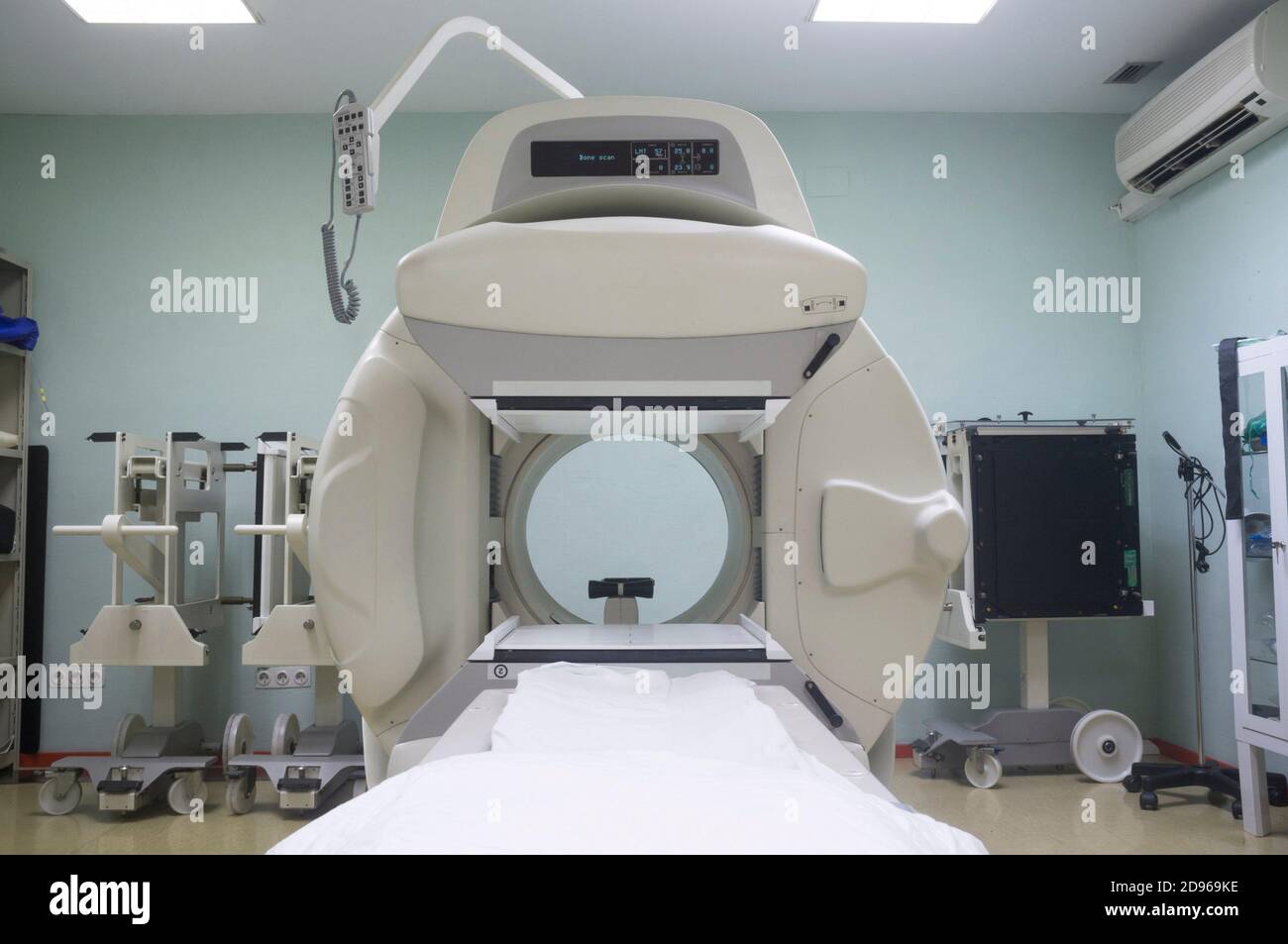 Nukleare Gamma-Kamera, Medizingerät verwendet, um Bilder des menschlichen Körpers oder die Verteilung der medizinisch injizierten analysieren. Weichfokus. Stockfoto