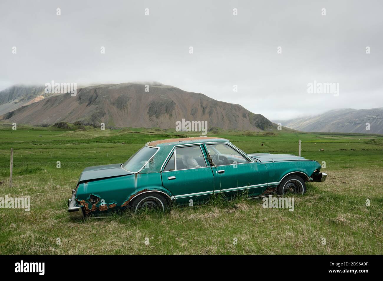 Going Nowhere - ein verlassene alte amerikanische Auto in der abgelegenen bewölkt ländlichen Island Landschaft. Stockfoto