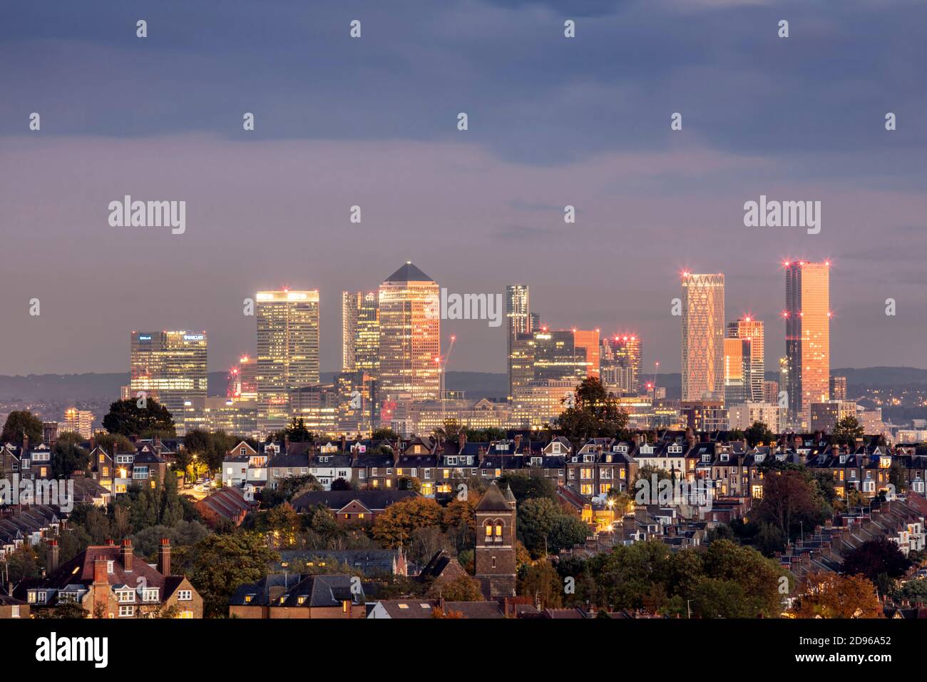 Großbritannien, England, London, Blick auf die Skyline von Muswell Hill in der Innenstadt von London mit Vorstadtwohnungen in Crouch End und der Canary Wharf CBD in Docklands, Abenddämmerung Stockfoto