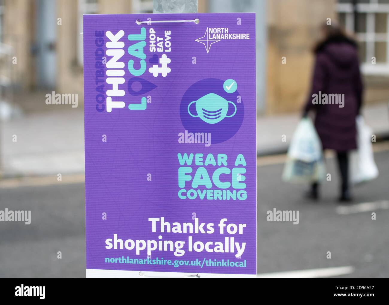 Coatbridge, North Lanarkshire, Schottland, Großbritannien während der Coronavirus-Pandemie - tragen Sie eine Gesichtsbedeckung dank für den Einkauf vor Ort Zeichen Stockfoto