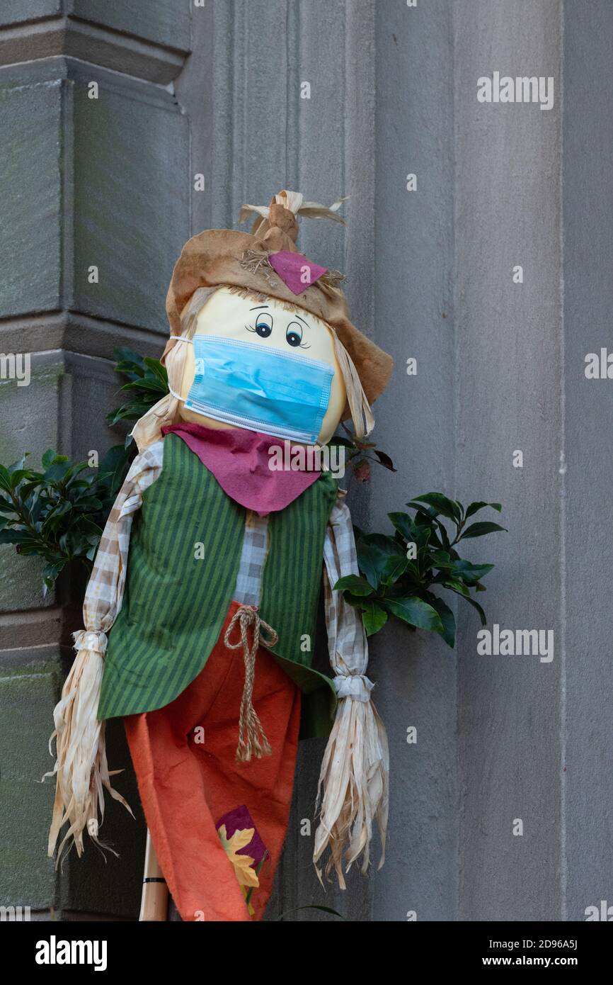 vogelscheuche mit Gesichtsmaske außerhalb des Geschäftsgebäudes in Hamilton, South Lanarkshire, Schottland, Großbritannien Stockfoto