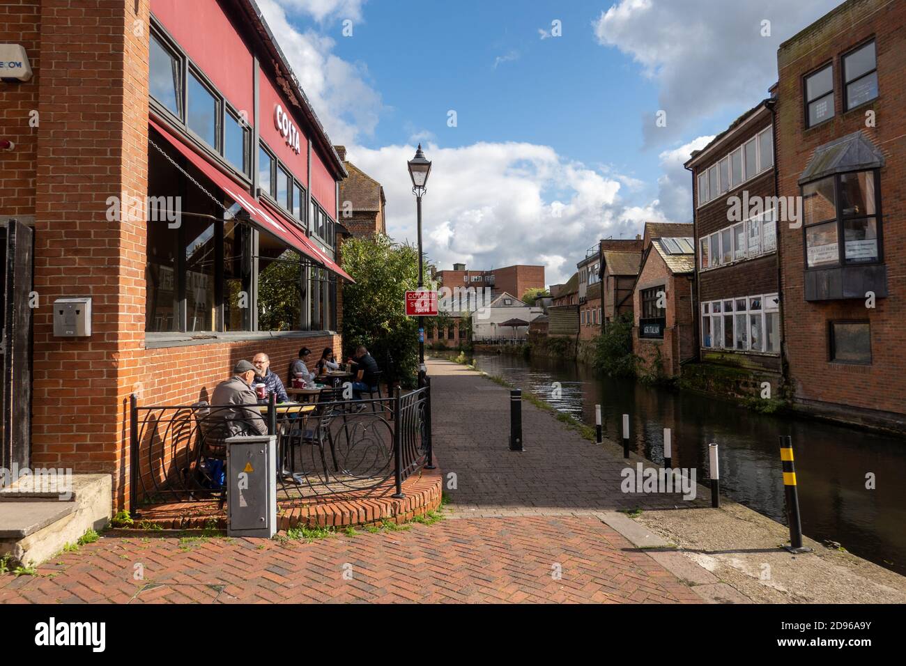 Costa Coffee neben Kennet und Avon Canal, Newbury Stockfoto