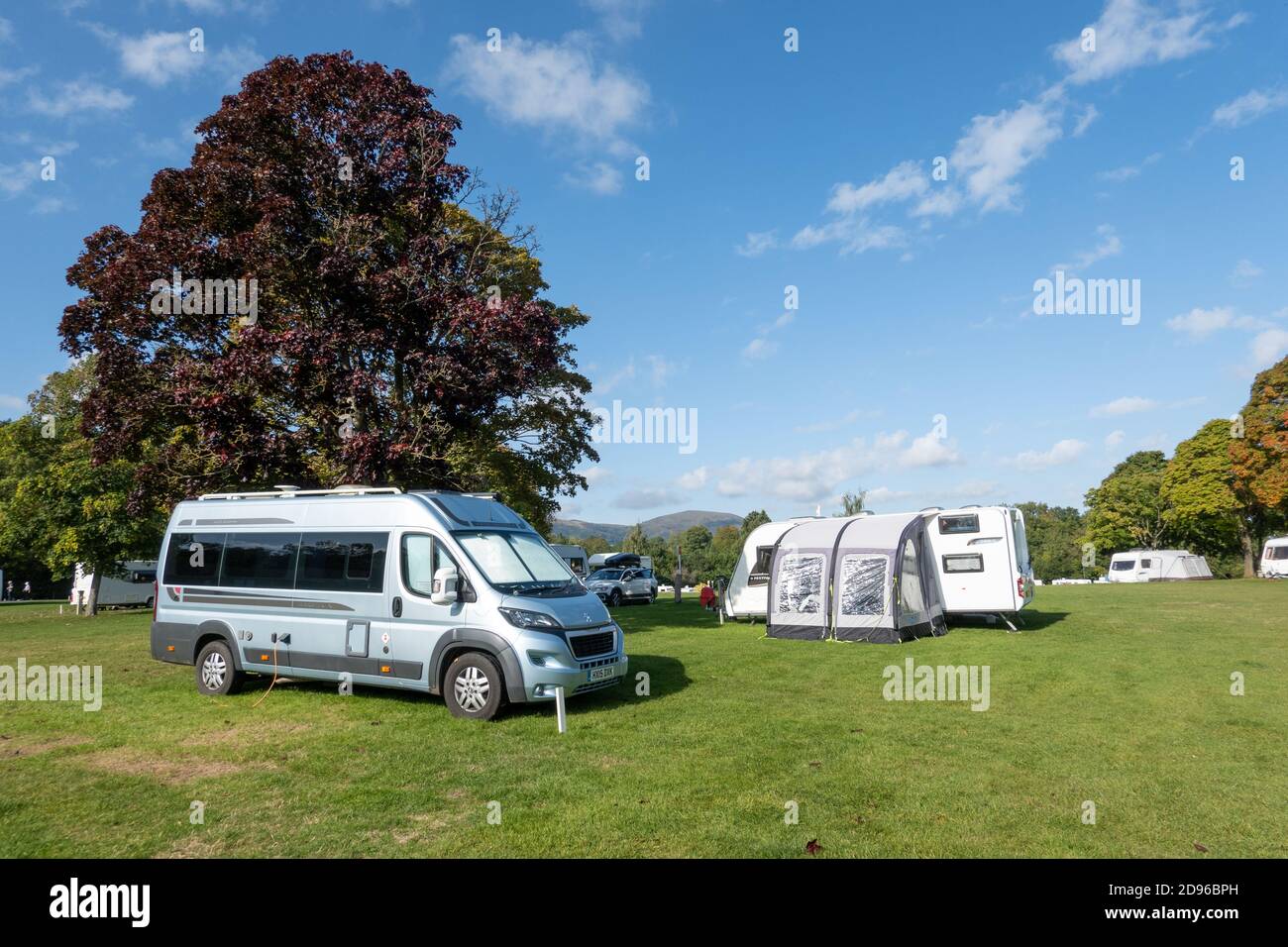 Wohnmobil und Wohnwagen auf dem Gelände des Ten Malvern Hills Caravan Club Stockfoto