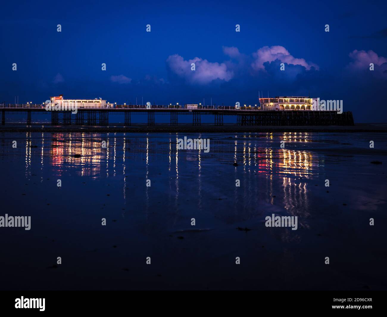 Worthing Pier an einem windigen Novemberabend am Mittwoch, 2. November 2020 am Worthing Beach, Worthing. . Bild von Julie Edwards. Stockfoto