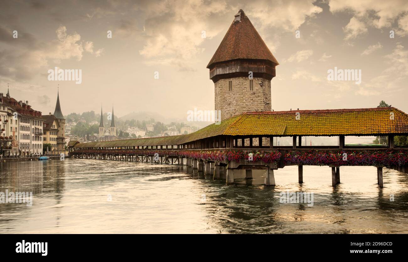 Panorama der Altstadt von Luzern mit Kapellbrücke und dem Wasserturm Stockfoto