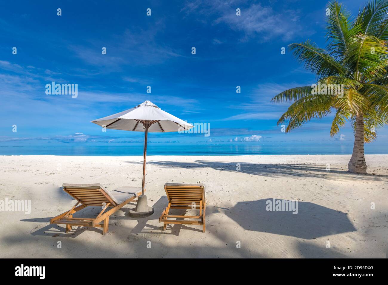 Tropisches Paradies Strand mit weißem Sand und Kokopalmen Reise Tourismus breiten Panorama Hintergrund. Luxus Urlaub Urlaub Banner tropischen Strand Resort Stockfoto