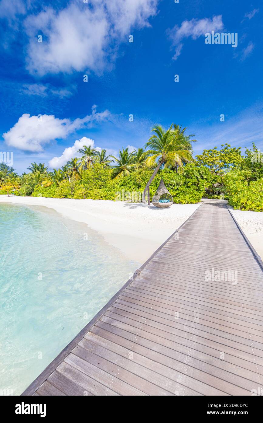 Wunderschöner Strand auf den Malediven. Lange Bootsferien und Tourismus-Konzept. Tropisches Resort Strandlandschaft, Paradiesinsel, Reisekonzept Stockfoto
