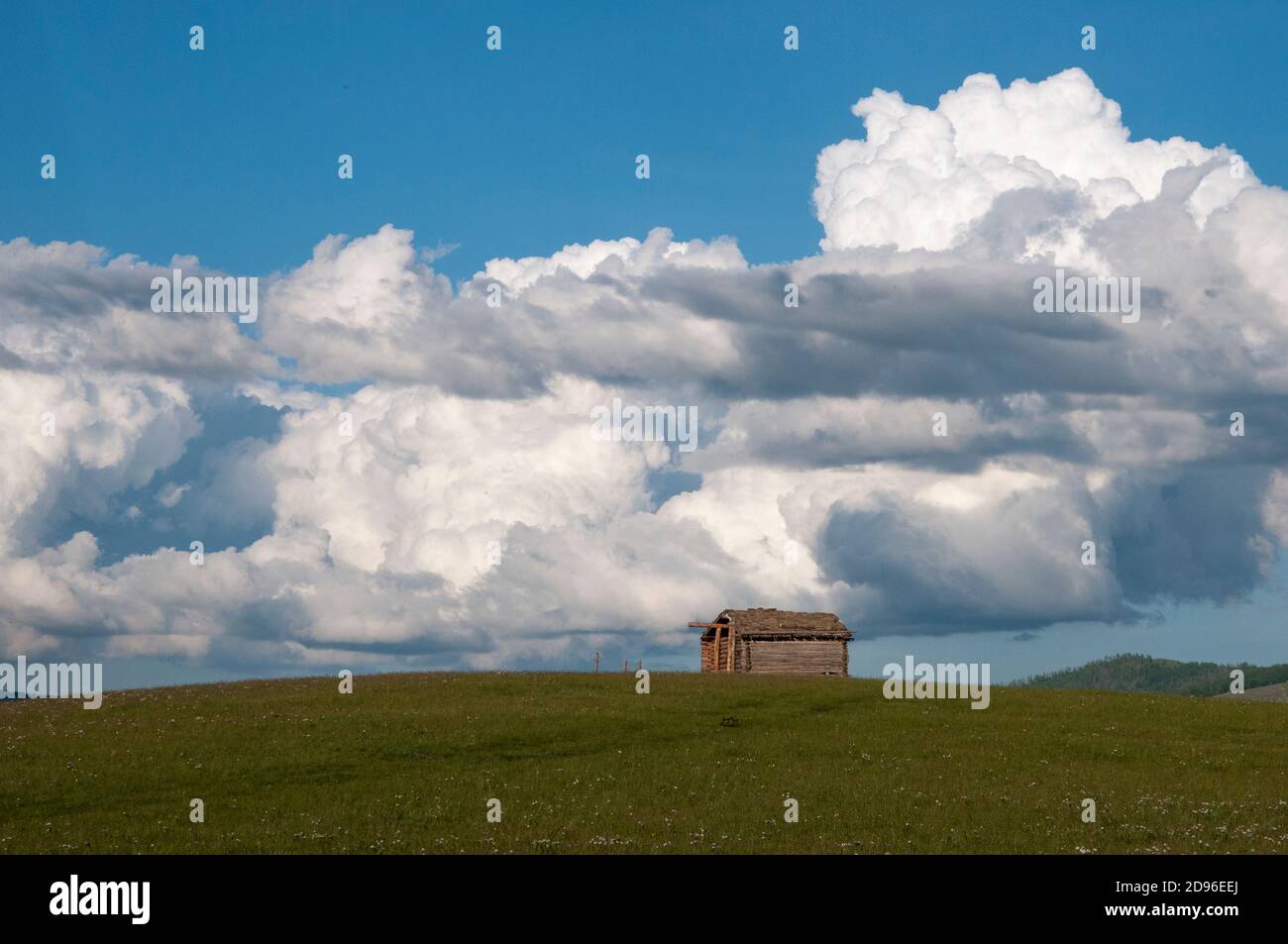 Sommerwolken füllen den Himmel über den Steppen von Selenge Aimag (Provinz) in der nördlichen Mongolei Stockfoto