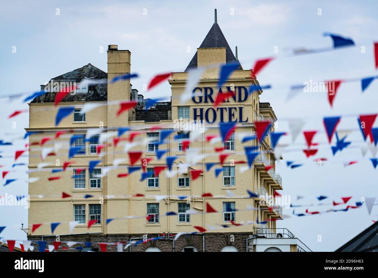 Das Grand Hotel, Llandudno durch patriotische Verpflaerung am Tag der Streitkräfte Stockfoto