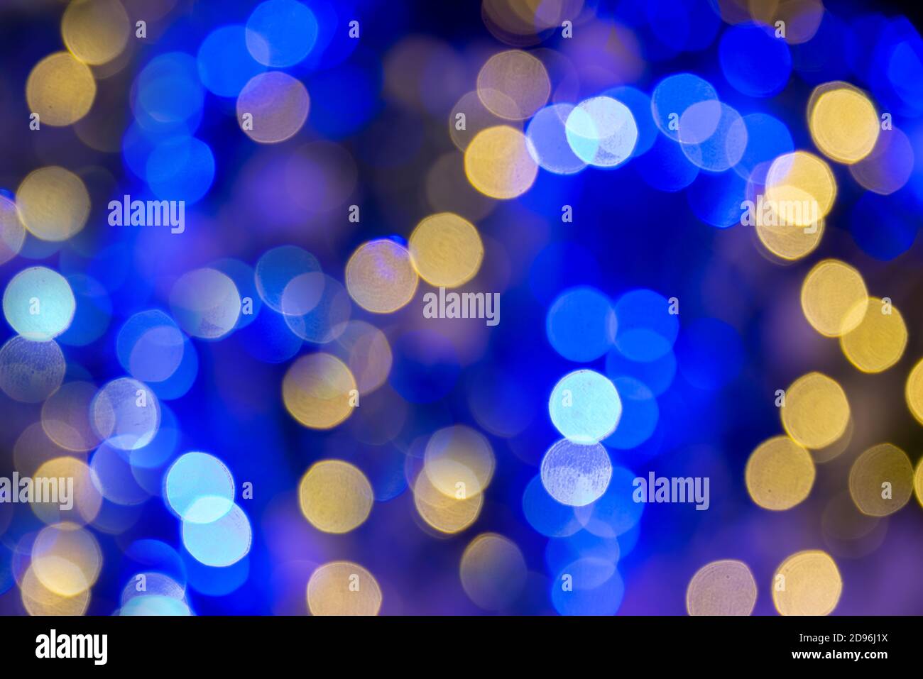 Blau und Gold Bokeh Feiertage Lichter in der Nacht, weihnachten und Neujahr Party Hintergrund Stockfoto