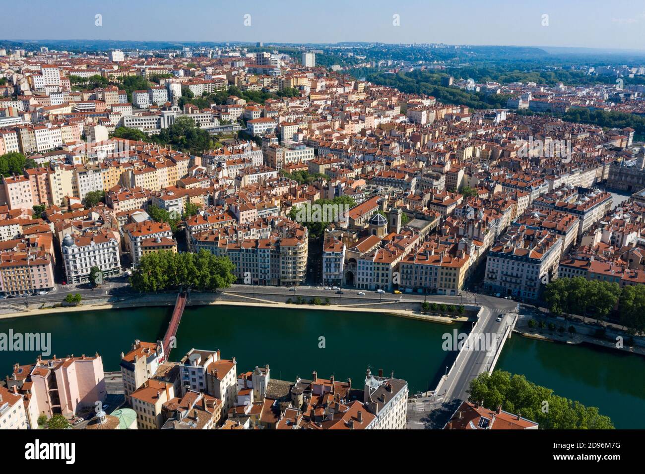 Lyon (Zentral-Ost-Frankreich): Luftaufnahmen von traditionellen Häusern und Gebäuden an den Hängen des Croix-Rousse-Viertels, mit Blick auf die Rhone Rive Stockfoto