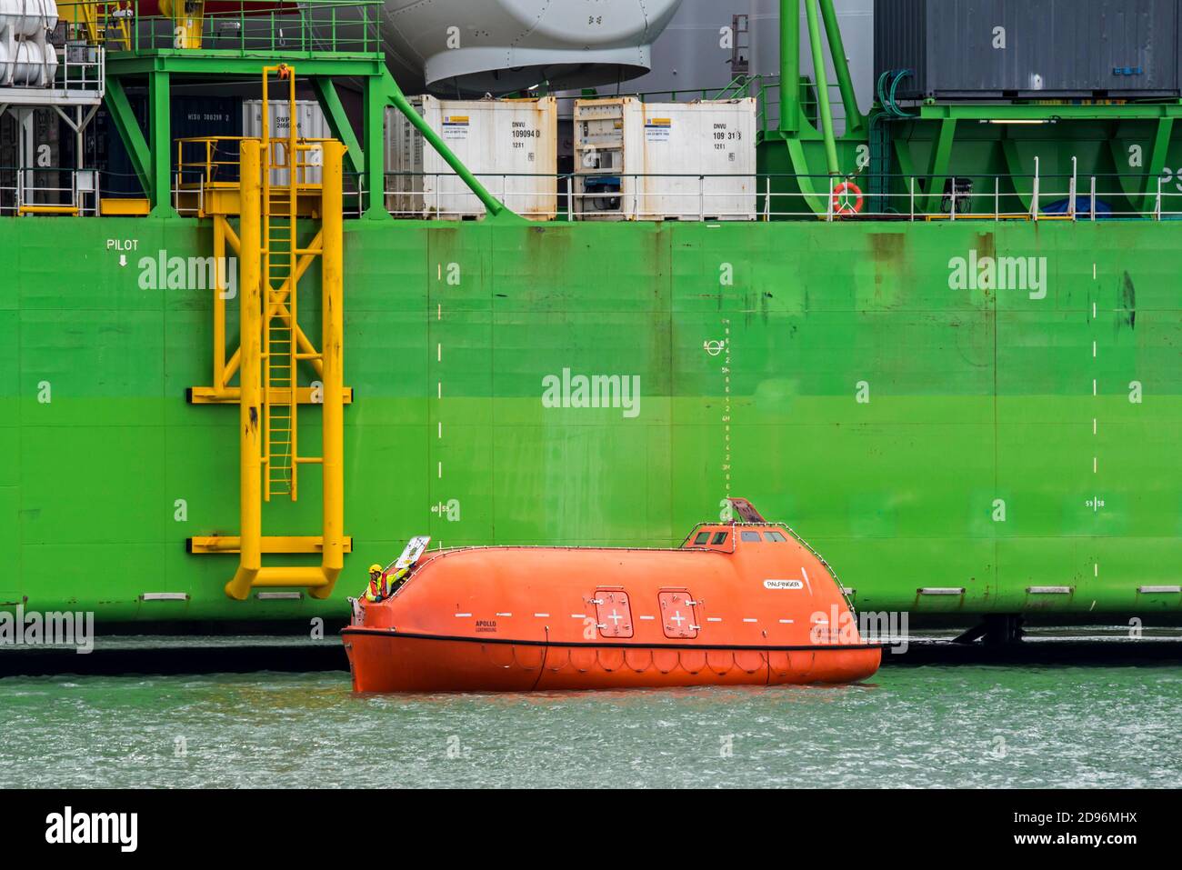 Orange Palfinger komplett umschlossener Rettungsboot für Marine- und Offshore-Anwendungen Des Installationsschiffes / Offshore-Stützschiffes Apollo Stockfoto