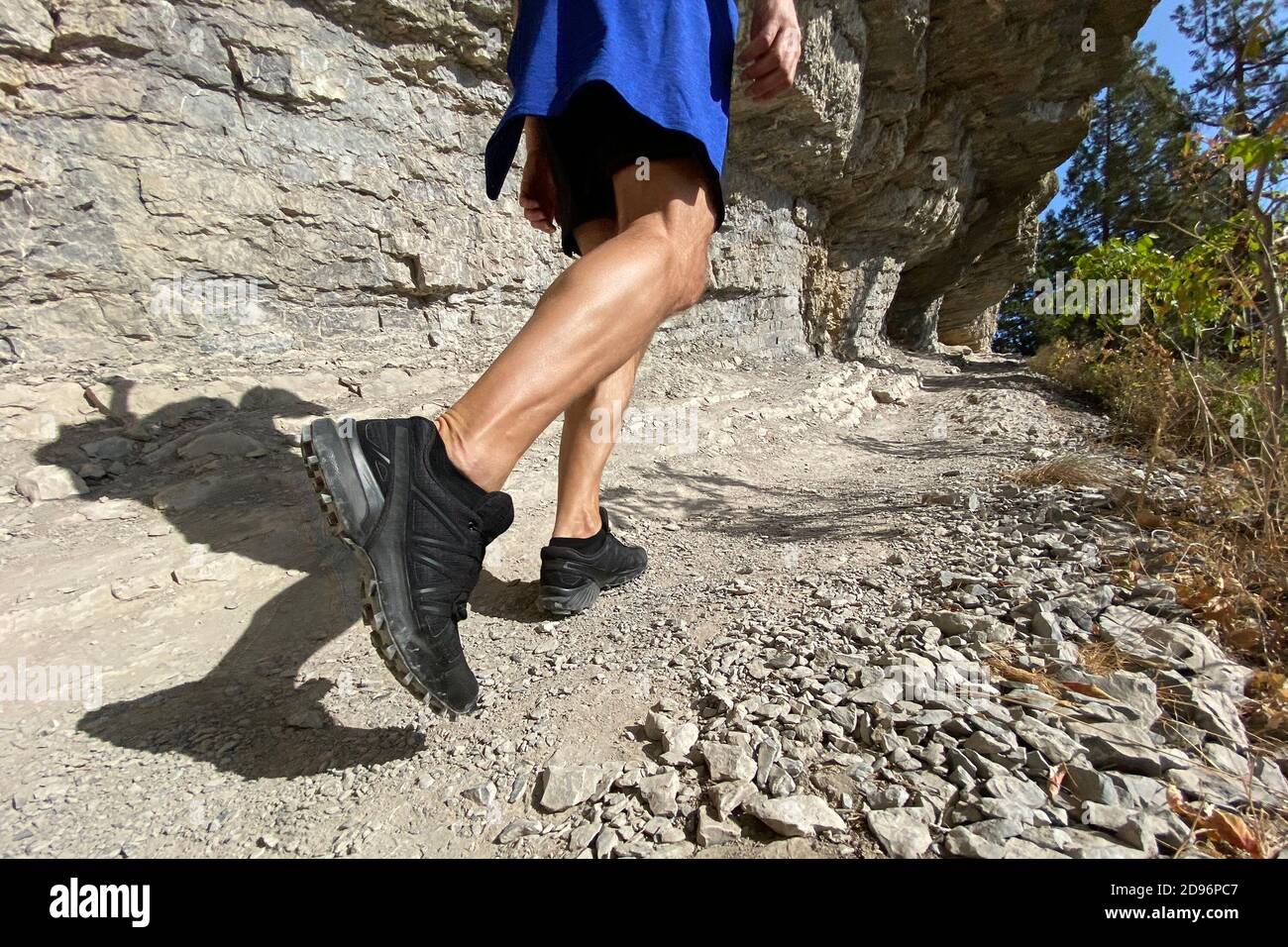 Beine Mann in Trekkingschuhen Wandern auf Bergpfad Stockfoto