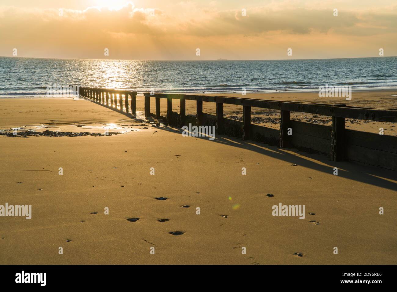 Sonnenaufgang über dem Ärmelkanal und Shankling Beach, Isle of Wight UK. Oktober 2020 Stockfoto