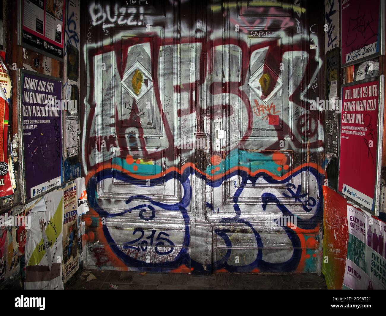 Graffiti - gerittene Eingangstür des Wohnhauses in Berlin, Deutschland Stockfoto