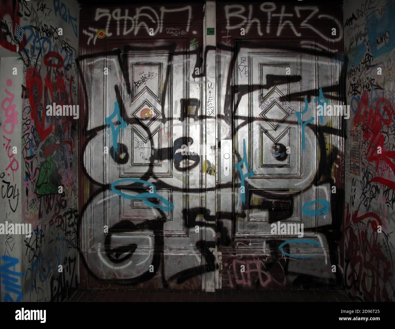 Graffiti - gerittene Eingangstür des Wohnhauses in Berlin, Deutschland Stockfoto