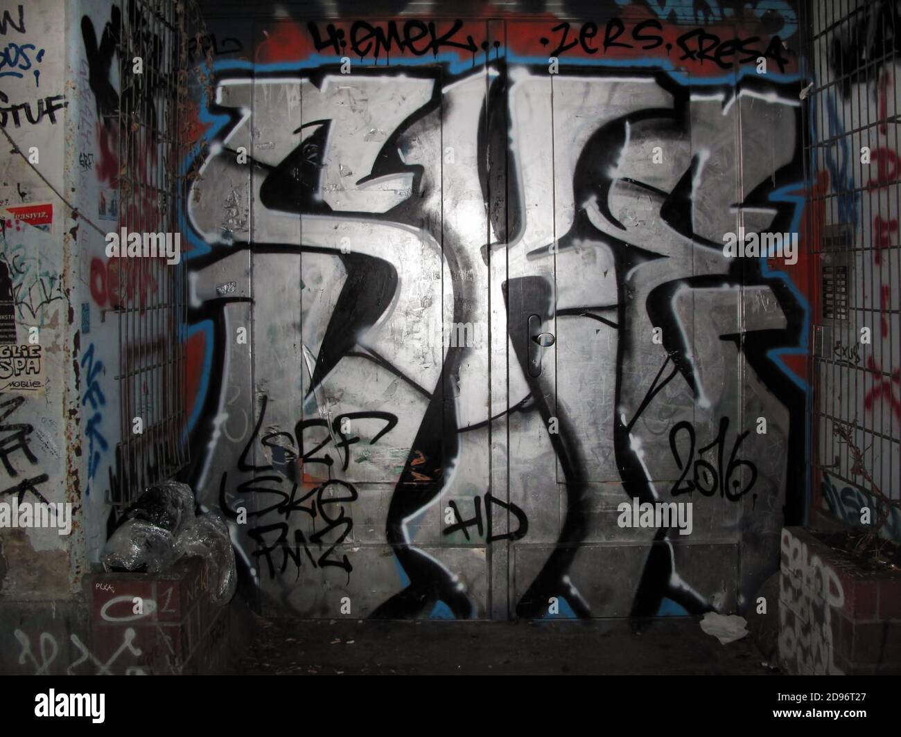 Graffiti - gerittene Eingangstür des Wohnhauses in Berlin, Deutschland Stockfoto