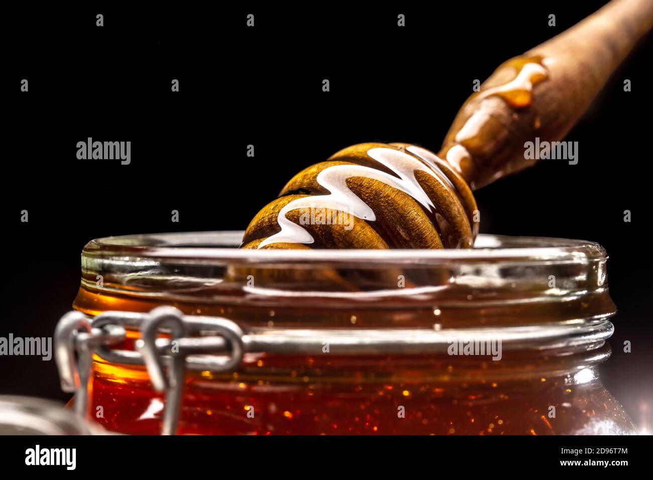 Glas Honig mit Dipper Nahaufnahme - Studio erschossen Stockfoto