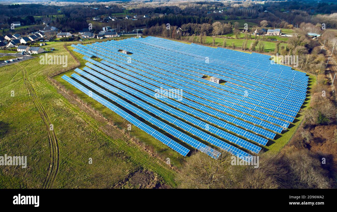 Bonnemain (Bretagne, Nordwestfrankreich): Luftaufnahme der Sonnenkollektoren der Photovoltaikanlage von La Fresnais. Stockfoto