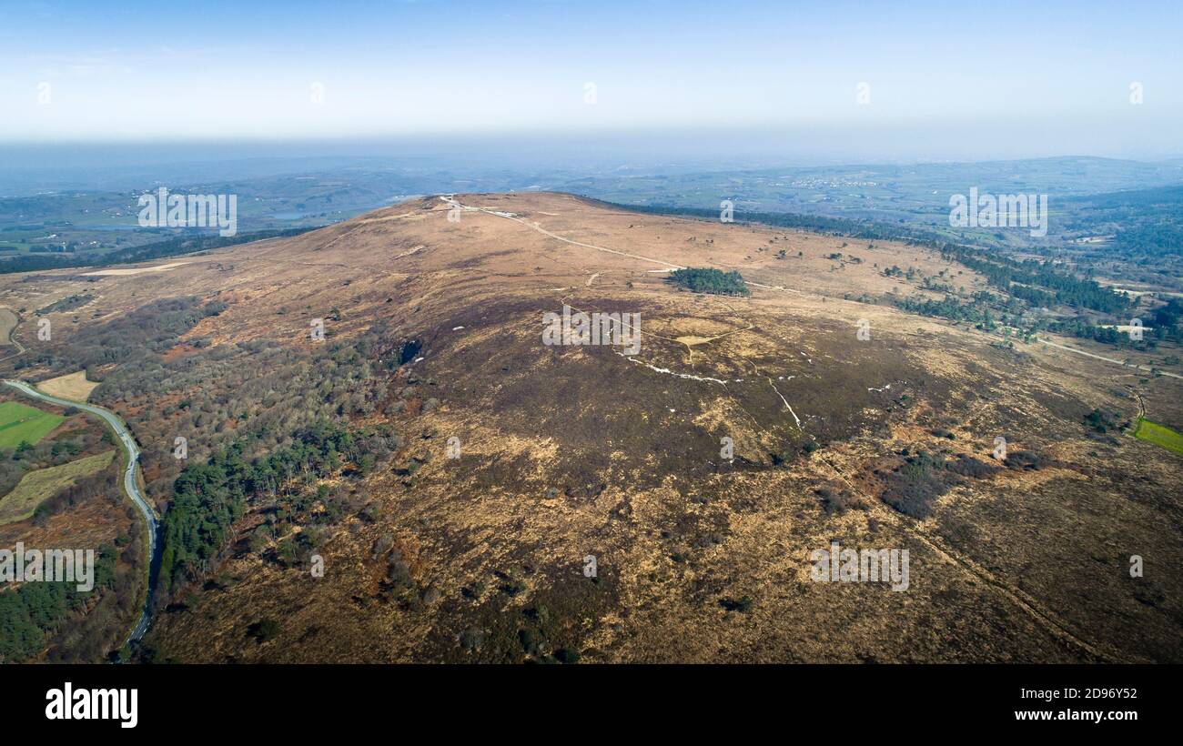 Luftaufnahme des Menez Hom Hügels auf der Halbinsel Crozon, im Armorique Regional Nature Park Stockfoto