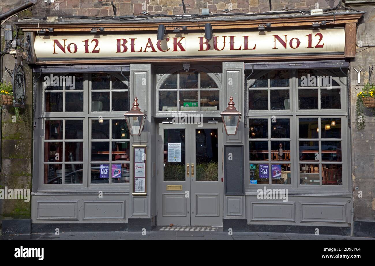 Grassmarket und Leith, Edinburgh, Schottland, Großbritannien. November 2020. Die Pubs im Grassmarket im Stadtzentrum haben Lichter an, aber es scheint nicht jemand zu Hause mit Sitzen noch auf den Tischen auf dem Gelände gedreht zu sein, es ist unklar, wann oder ob das Management beabsichtigt, für Geschäfte zu öffnen, um Mahlzeiten zu servieren, Da sie derzeit nicht in der Lage sind, Alkohol aufgrund der staatlichen Beschränkungen zu dienen. Prämisse Stockfoto