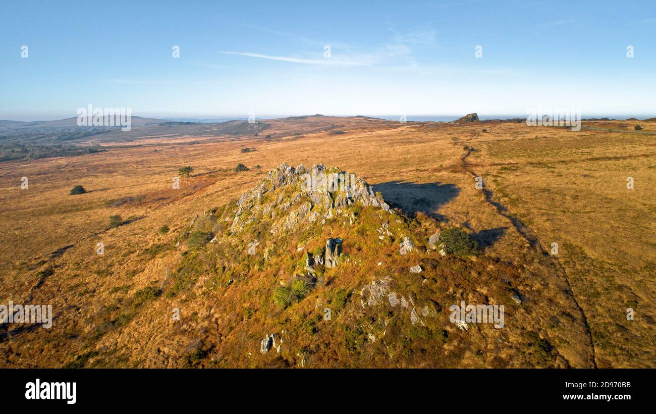 Luftaufnahme des Gipfels Roc'h Trevezel, in Plouneour Menez, in den Monts d'Arree (Bretagne, Nordwestfrankreich) Stockfoto