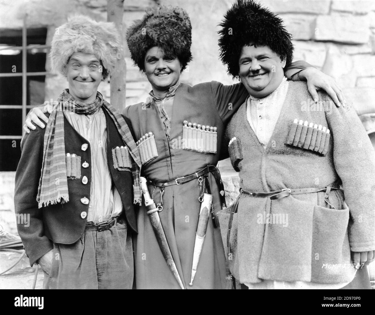 STAN LAUREL und OLIVER HARDY und LAWRENCE TIBBETT am Set Candid während der Dreharbeiten ZUM ROGUE SONG 1930 Regisseure LIONEL BARRYMORE und HAL ROACH Metro Goldwyn Mayer Stockfoto
