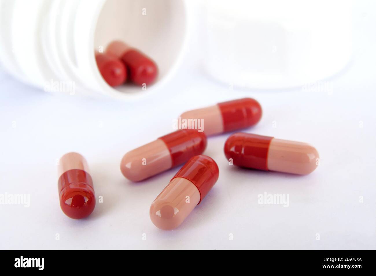 Pillen in Medikamentenflasche Stockfoto