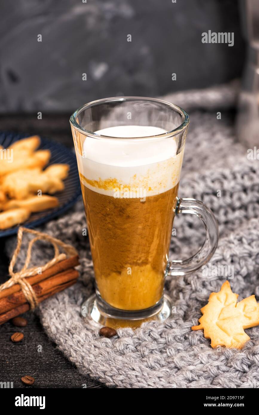 Kürbis süß würziger Latte mit Herbstkeks Stockfoto