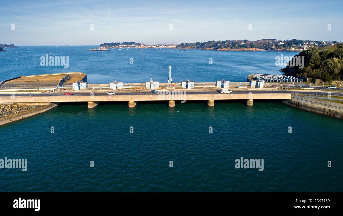 La Richardais (Bretagne, Nordwestfrankreich): Luftaufnahme des Staudamms und des Kraftwerks Rance Tidal Stockfoto