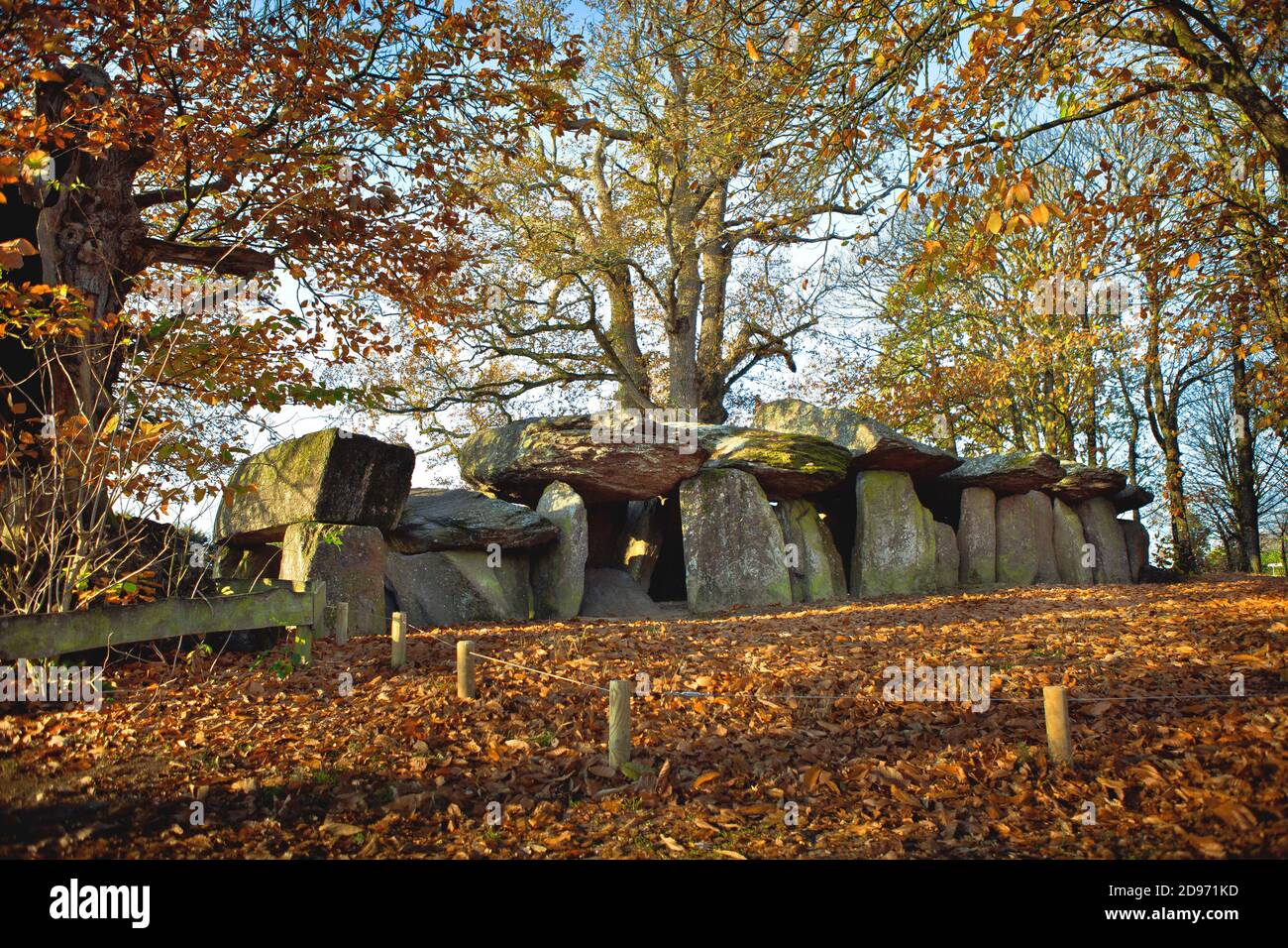 Esse (Bretagne, Nordwestfrankreich): dolmen, Galeriegrab von „La Roche-aux-Fees“ (der Felsen der Feen), Megalithdenkmal, als National registriert Stockfoto