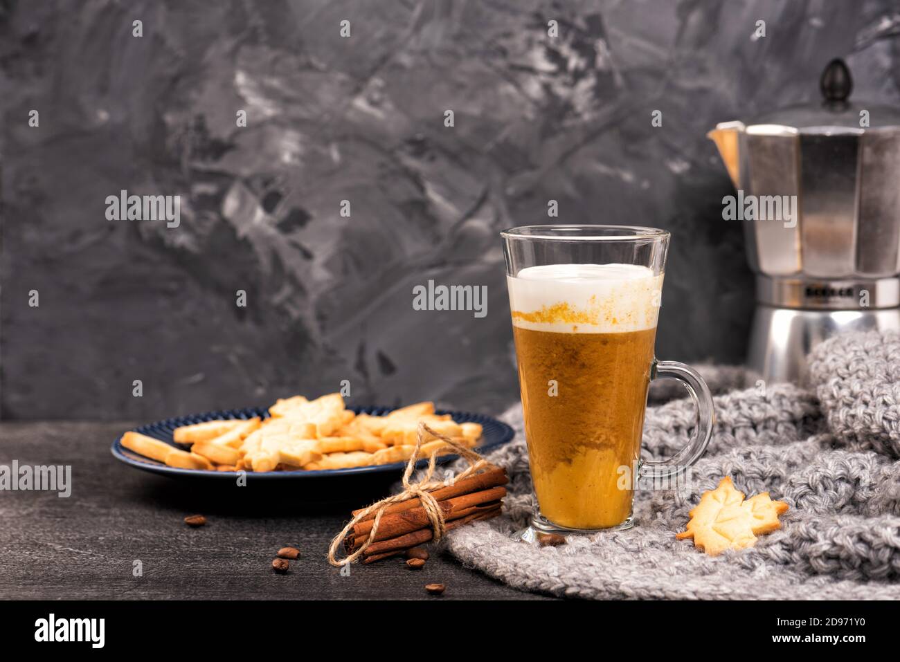 Kürbis süß würziger Latte mit Herbstkeks Stockfoto
