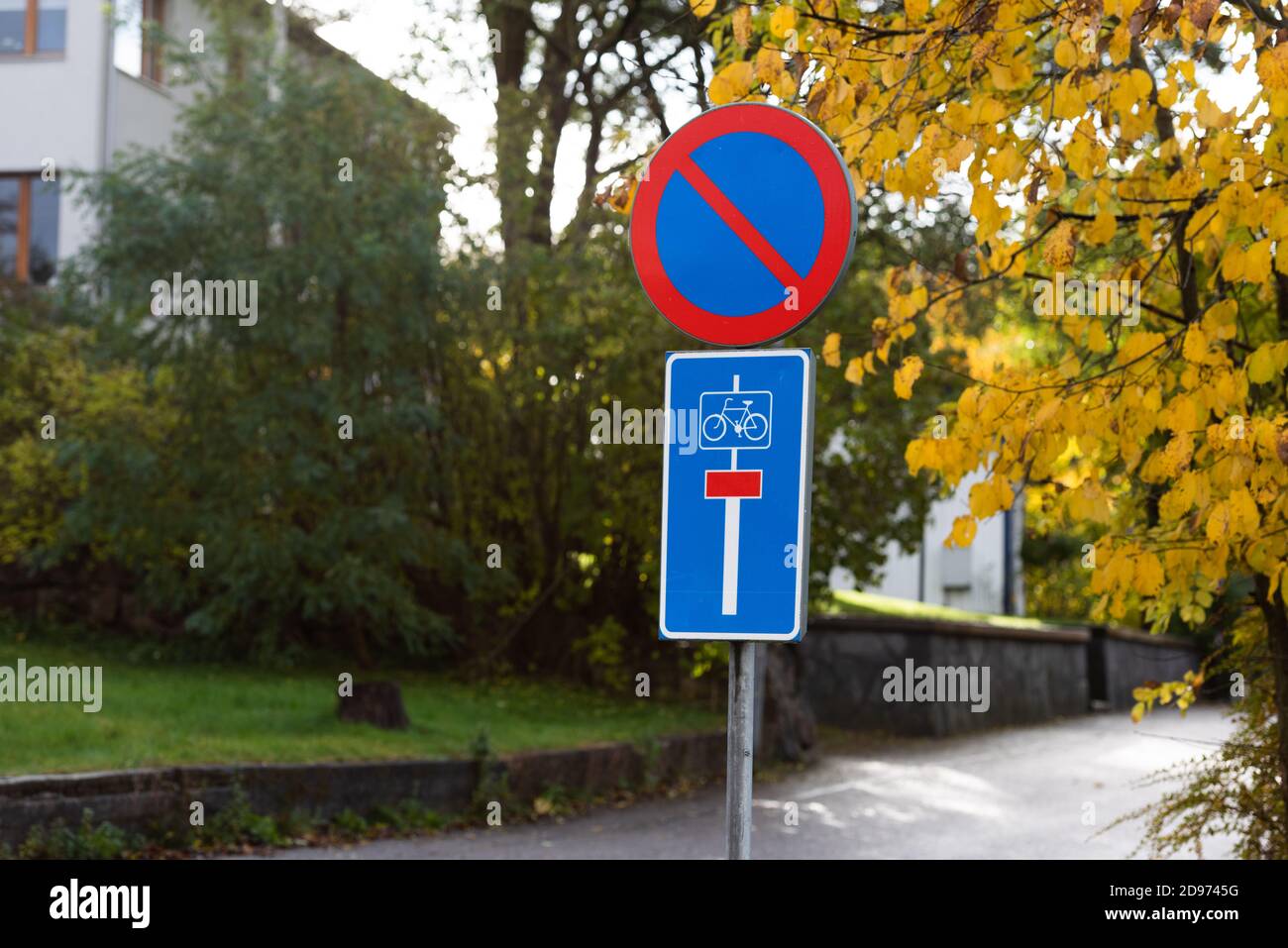 Schild zeigt keine Parkplätze und Sackgasse weiter als Radweg. Stockfoto