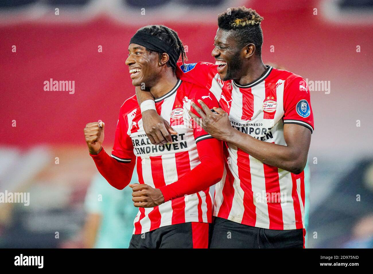 Noni Madueke vom PSV Eindhoven feiert mit seinem Tor Ibrahim Sangare während der Niederlande Meisterschaft Eredivisie Fußballspiel dazwischen P C Stockfoto