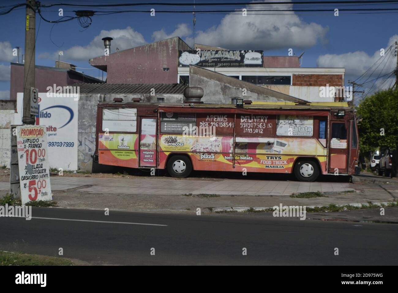 Brasilien, 01, 11, 2020, Stadt Marilia, Bundesstaat Sao Paulo, vor einem Retro-Bus, der Snacks und Getränke im Fastfood-Stil verkauft Stockfoto