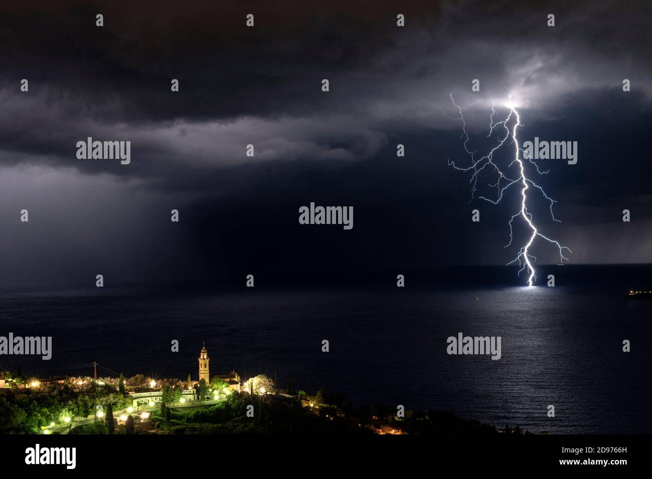 Verzweigter Blitz und Kirche vor Rapallo und in der Nähe von Portofino in Ligurien, Italien, während des Sturms vom 1. September. Stockfoto