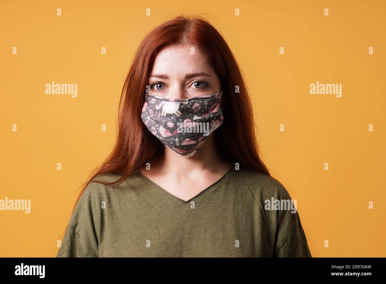 Junge Frau trägt hausgemachte jeden Tag Stoff Gesichtsmaske oder  Gemeinschaft Maske - covid-19 Coronavirus pandemisches Hygienekonzept  Stockfotografie - Alamy