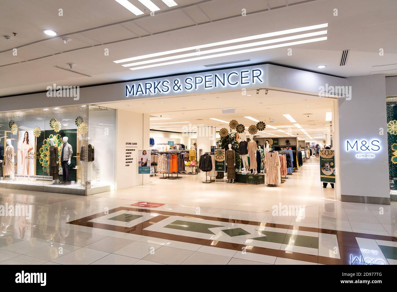 Marks & Spencer Group plc ist ein großer britischer multinationaler Einzelhändler, der sich auf den Verkauf von hochwertiger Kleidung, Heimprodukten und Lebensmitteln spezialisiert hat. Stockfoto