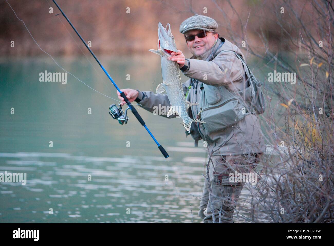 Hechtfischen mit künstlichem Köder, Präsentation eines Hecht (Esox lucius), Doubs, Franche-Comte, Frankreich Stockfoto