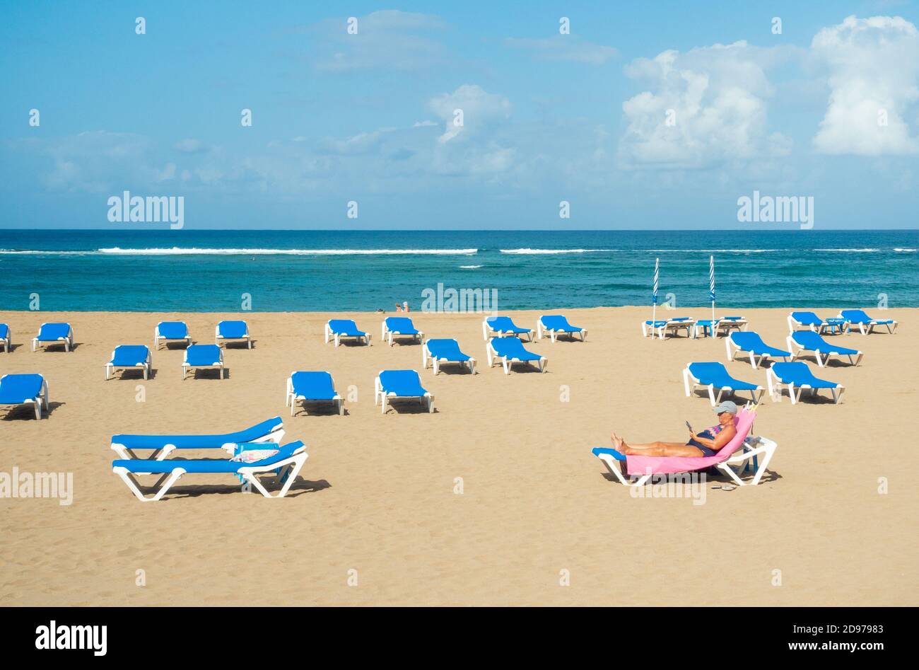 Las Palmas, Gran Canaria, Kanarische Inseln, Spanien. November 2020. Leere Sonnenliegen am Stadtstrand in Las Palmas auf Gran Canaria. Die neue UK-Sperre, die am Donnerstag, den 5. November beginnt, ist ein großer Schlag für die vom Tourismus abhängige Kanarische Wirtschaft. Kredit: Alan Dawson/Alamy Live Nachrichten. Stockfoto