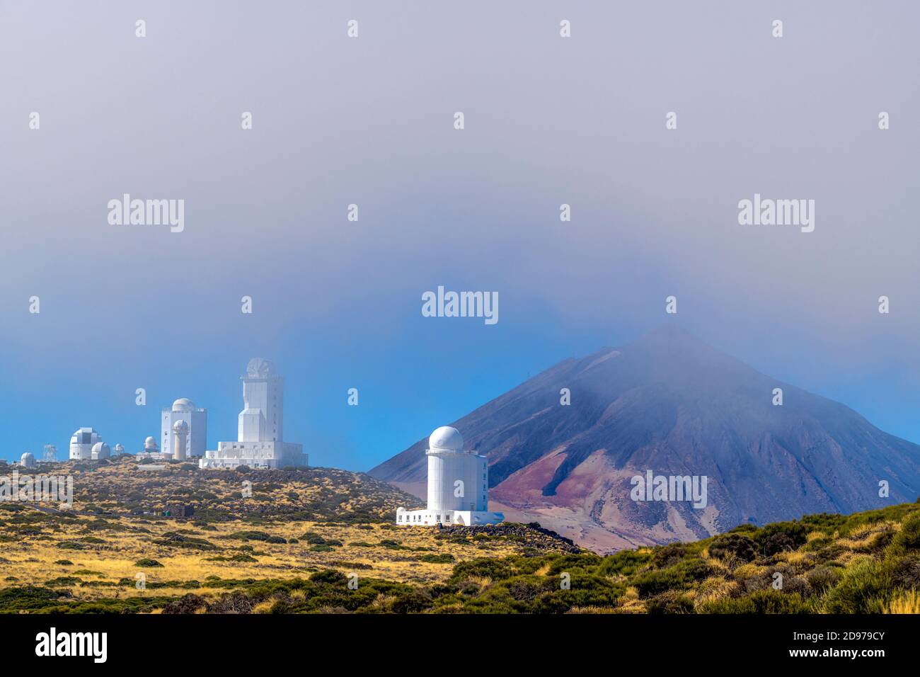 Astronomische Observatorien in der Nähe von Teide, auf der Insel Teneriffa. Die Reinheit der Luft in der Höhe schafft ideale Bedingungen, um den Himmel zu beobachten Stockfoto