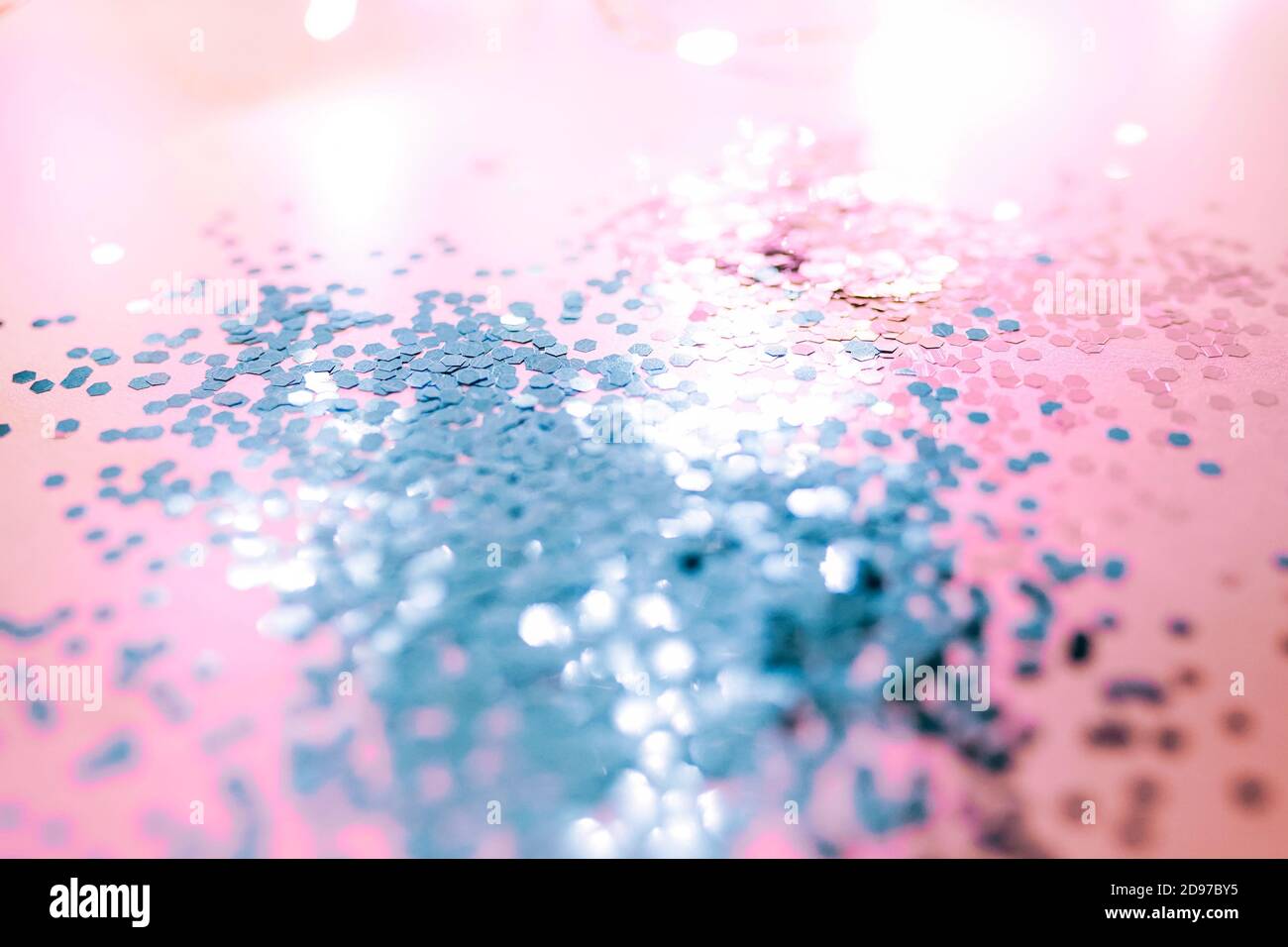 Rosa und blau funkelt und leuchtet auf dem rosa Hintergrund. Stockfoto