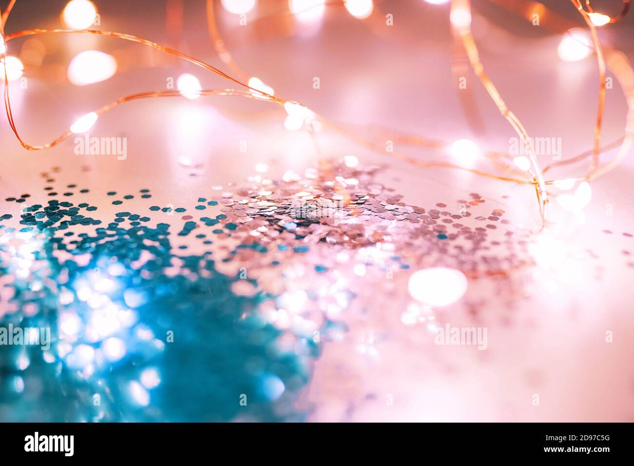 Rosa und blau funkelt und leuchtet auf dem rosa Hintergrund. Stockfoto