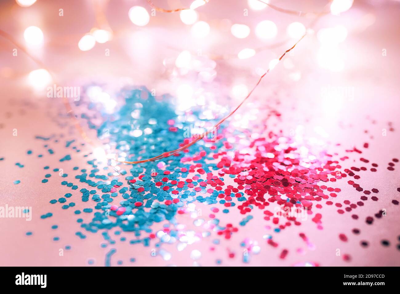 Rosa und blau funkelt und leuchtet auf dem rosa Hintergrund. Stockfoto