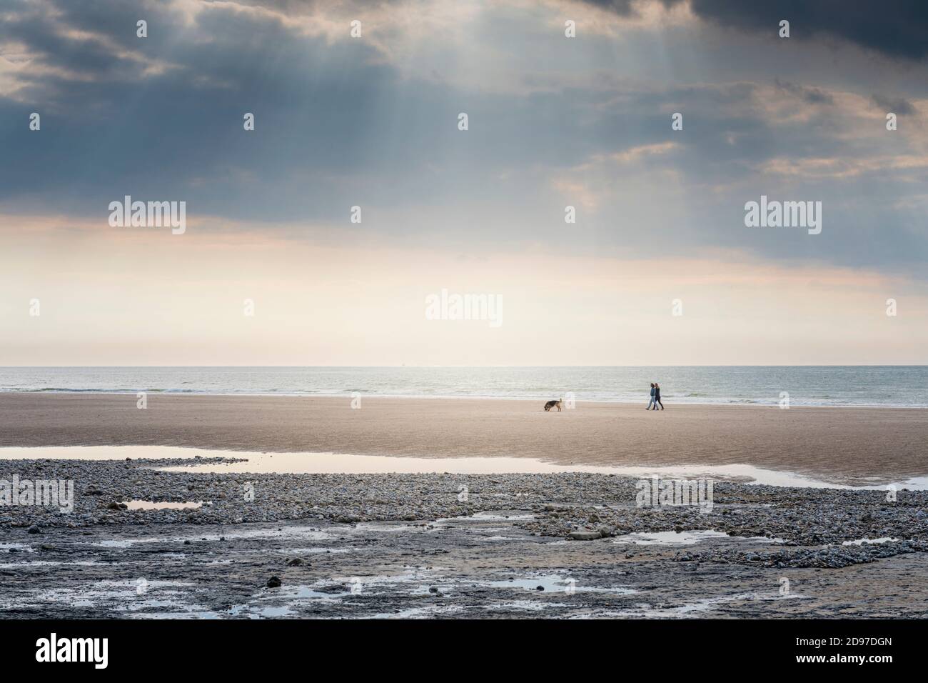 Menschen, die an einem Strand an der Opalküste, Escalles, Pas de Calais, Frankreich spazieren gehen Stockfoto