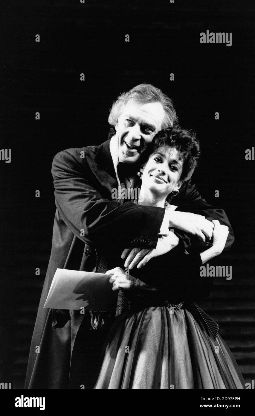 Kevin Colson (Sir George Dillingham), Kathleen Rowe McAllen (Giulietta Trapani) in ASPECTS OF LOVE at the Prince of Wales Theatre, London W1 17/04/1989 Musik & Buch von Andrew Lloyd Webber Texte: Don Black & Charles Hart Design: Maria Bjornson Beleuchtung: Andrew Bridge Choreographie: Gillian Lynne Regisseur: Trevor Nunn Stockfoto