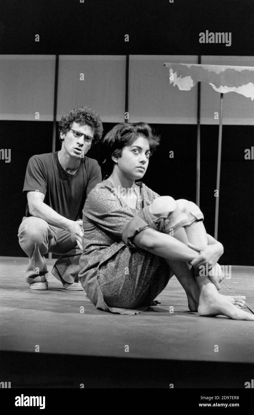 Vincent Ebrahim (Haroon), Rita Wolf (Amina) in BORDERLINE von Hanif Kureishi am Royal Court Theatre, London SW1 05/11/1981 eine Koproduktion mit der Joint Stock Theatre Group Design: Peter Hartwell & Anabel Temple Lighting: Hugh Laver Regie: Max Stafford-Clark Stockfoto
