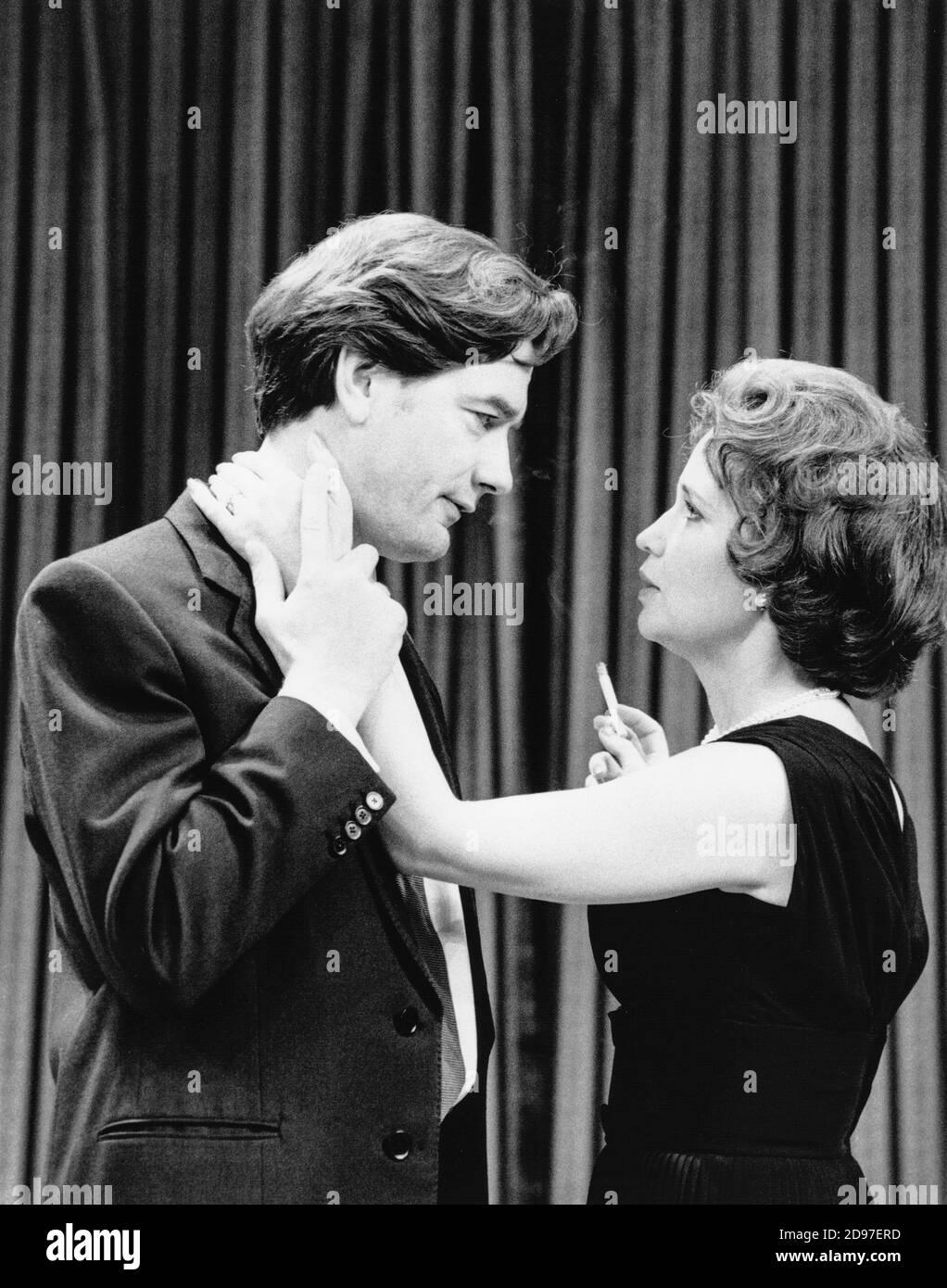 THE COMPLAISANT LOVER by Graham Greene Design: Michael Pavelka Beleuchtung: Robert Ornbo Regie: Richard Olivier Andrew Hawkins (Clive Root), Susan Penhaligon (Mary Rhodes) Palace Theatre, Watford, England 08/10/1991 (c) Donald Cooper/PhotoStage photos@photostage.co.uk Ref./BW-P-327-5 Stockfoto