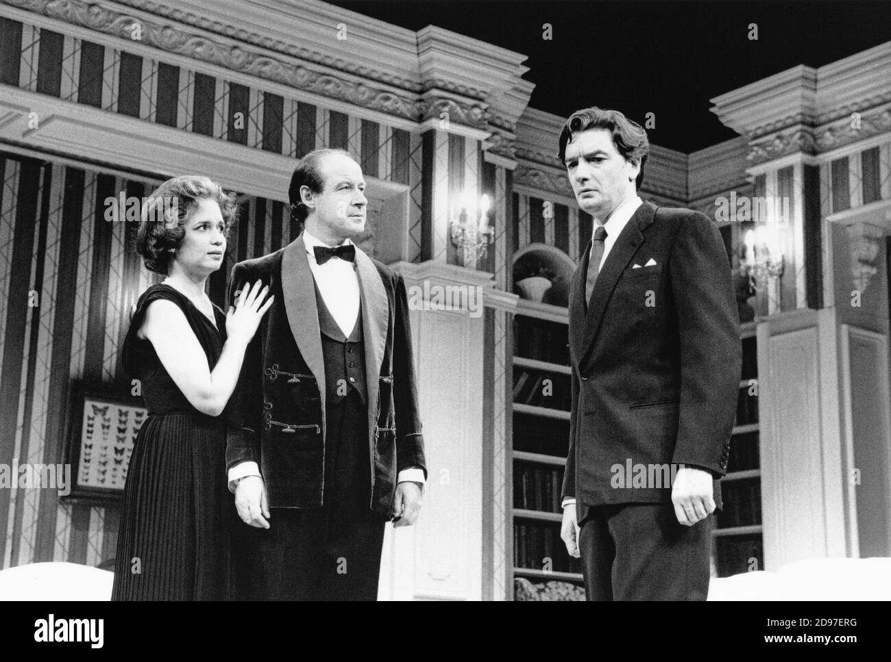 THE COMPLAISANT LOVER by Graham Greene Design: Michael Pavelka Beleuchtung: Robert Ornbo Regie: Richard Olivier l-r: Susan Penhaligon (Mary Rhodes), David Horovitch (Victor Rhodes), Andrew Hawkins (Clive Root) Palace Theatre, Watford, England 08/10/1991 (c) Donald Cooper/PhotoStage photos@photostage.co.uk Ref./BW-P-327-31 Stockfoto